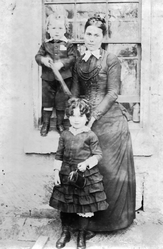 Hilda with her mother Zilla Nixon & brother Richard